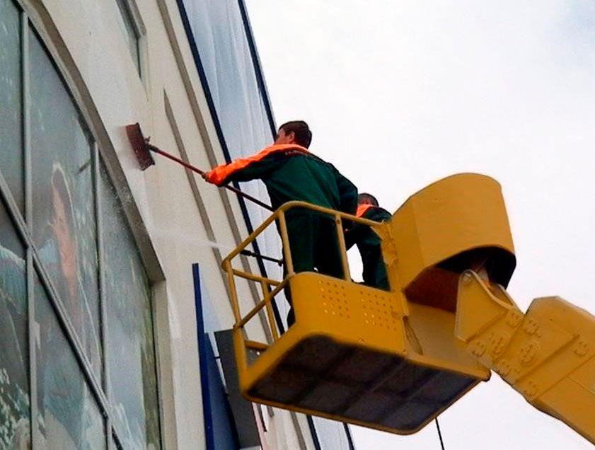 Мойка фасадов с автовышки в Тюмени